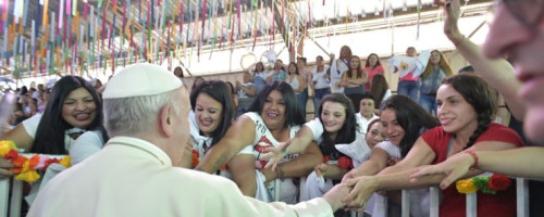 Papa Francisco visita cárcel de mujeres.